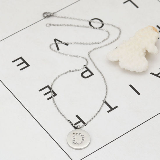 Image de Colliers en 316 Acier Inoxydable Argent Mat Rond Alphabet Initial/ Lettre Majuscule Gravé Mot " D " Transparent Strass 44cm Long, 1 Pièce