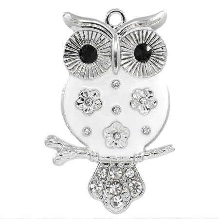 Bild von Zinklegierung Charm Anhänger Tier Eule Silberfarbe Weiß Emaille mit Strass 5.1cm x 3.2cm, 3 Stücke