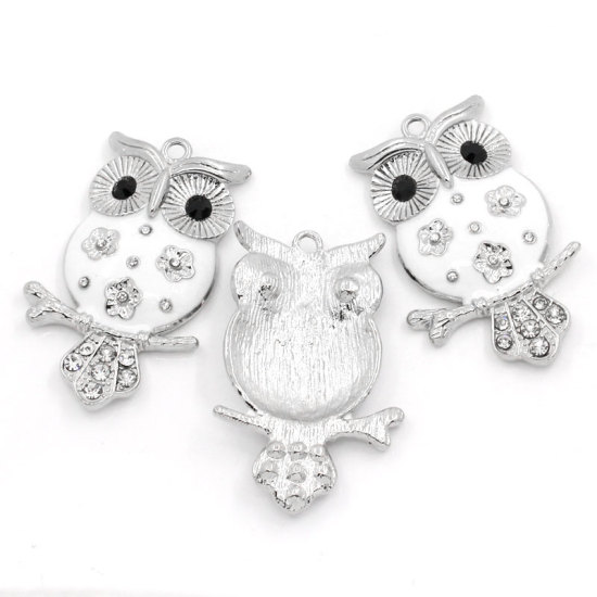 Bild von Zinklegierung Charm Anhänger Tier Eule Silberfarbe Weiß Emaille mit Strass 5.1cm x 3.2cm, 3 Stücke