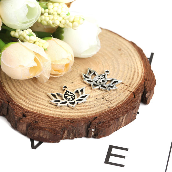 Immagine di Lega di Zinco Charms Fiore Di Loto Argento Antico Filigrana 20mm x 16mm , 50 Pz