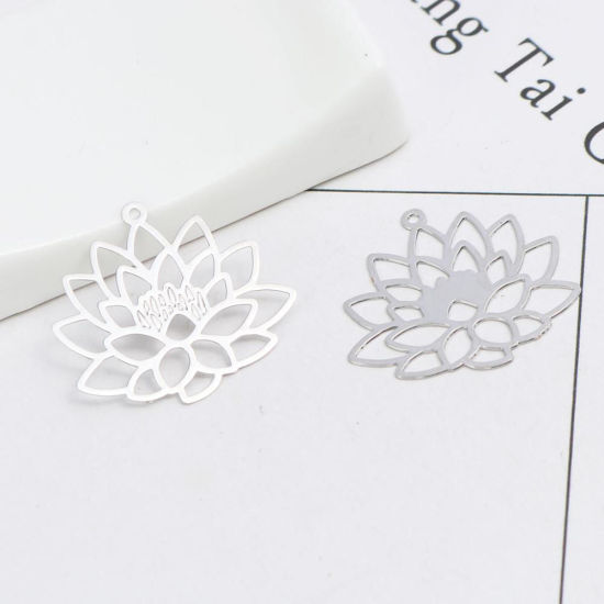 20 個 真鍮 透かしパーツ ペンダント シルバートーン 葉 縞模様 透かし 3.9cm x 2.2cm、 の画像