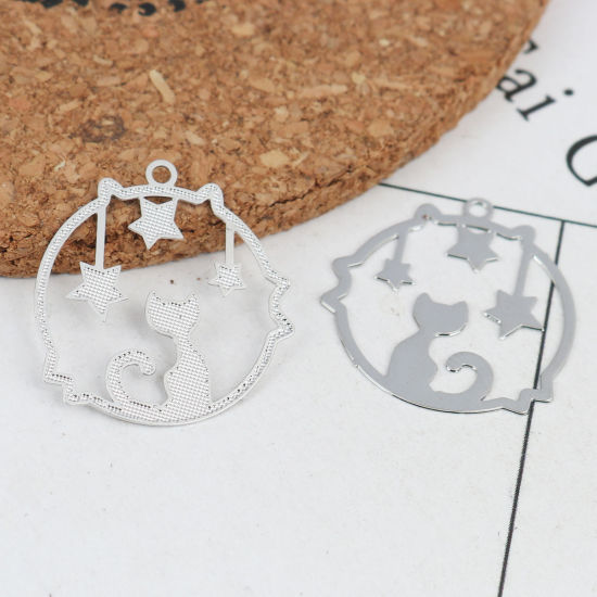 Image de Breloques Estampe en Filigrane en Laiton Rond Argent Mat Chats Creux 22mm x 20mm, 20 Pcs