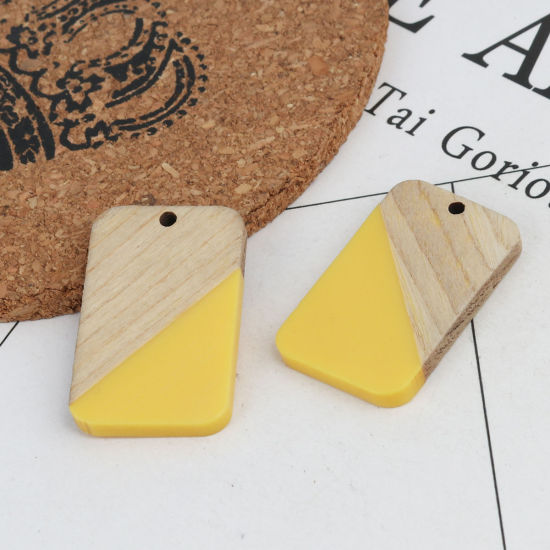 Immagine di Charm Resina Effetto Legno Ciondoli Rettangolo Giallo 3.3cm x 2.1cm, 2 Pz