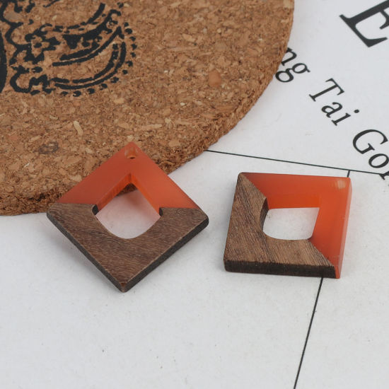 Immagine di Charm Resina Effetto Legno Charms Quadrato Arancione 20mm x 20mm, 2 Pz