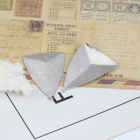 Image de Pendentifs Série Géométrie en Laiton Triangle Argent Mat Tréfilage 41mm x 27mm, 5 Pcs                                                                                                                                                                         