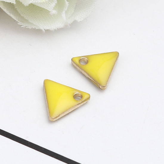 Image de Breloques Sequins Emaillés Double Face en Laiton Triangle Doré Citron 8mm x 7mm, 10 Pcs