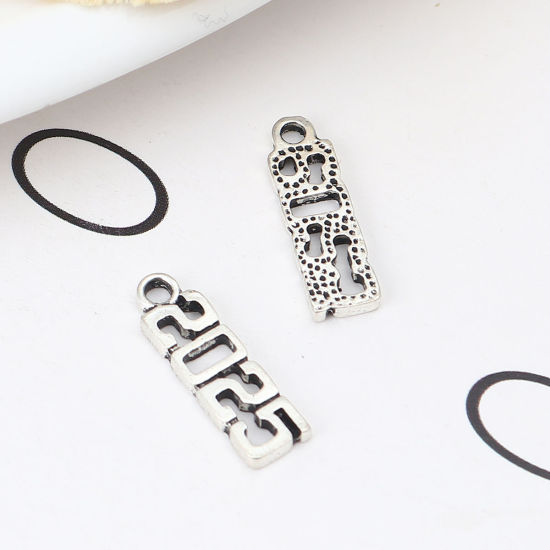 Bild von Zinklegierung Jahr Charms Nummer Antiksilber Message " 2025 " 20mm x 6mm, 50 Stück