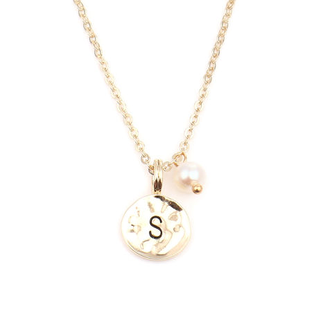 Image de Colliers en Perle de Culture Plaqué Or Véritable 16K Crème Rond Alphabet Initial/ Lettre Majuscule Gravé Mots " S " 41cm long, 1 Pièce