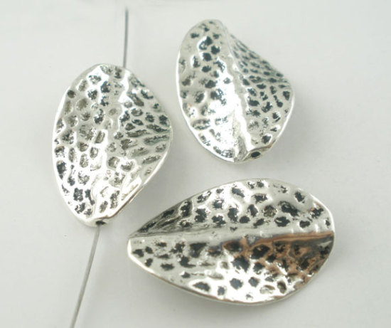 Bild von Zinklegierung Gehämmert Perlen Blatt Antiksilber Fleck Geschnitzt ca. 28mm x 18mm, Loch:ca. 1.2mm, 20 Stück