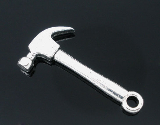 Bild von Antiksilber Hammer Charm Anhänger 25x13mm.Verkauft eine Packung mit 50
