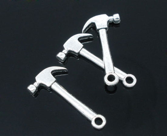 Bild von Antiksilber Hammer Charm Anhänger 25x13mm.Verkauft eine Packung mit 50