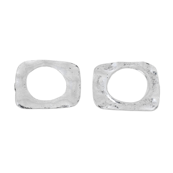 50 個 亜鉛合金 打ち出し コネクター ペンダント チャームパーツ 四辺形 銀古美 透かし 25mm x 20mm、 の画像