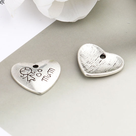 Immagine di Lega di Zinco Gioielli di Famiglia Charms Cuore Argento Antico Ragazza Lettere " MUM " 20mm x 18mm , 20 Pz