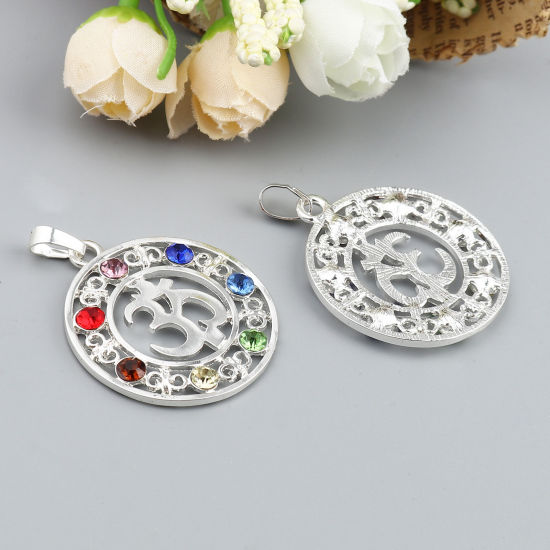 Imagen de Zamak Yoga Colgantes Ronda Argentado Símbolo de OM Multicolor Rhinestone 48mm x 35mm, 5 Unidades