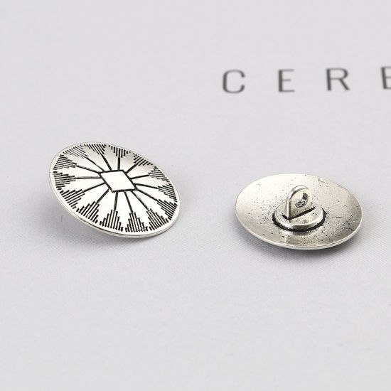 亜鉛合金 メタル 金属製 裏穴ボタン 楕円形 銀古美 彫刻 柄 25mm x 22mm、 30 個 の画像