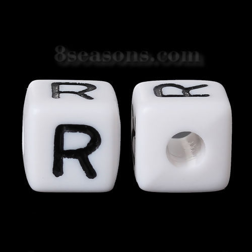 Image de Perle en Acrylique Cube Blanc Alphabet/Lettre "R" Noir 10mm x 10mm, Taille de Trou: 4mm, 100 PCs