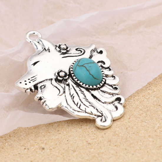 Bild von Zinklegierung Böhmischer Stil Anhänger Wolf Antiksilber Blau Imitat Howlith 43mm x 31mm, 5 Stück
