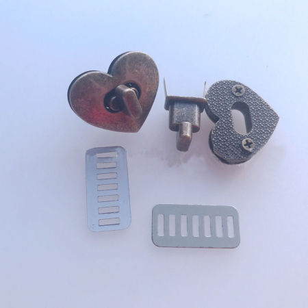 Bronzefarbe - Zinkbasierte Legierung Geldbörse Twist Turn Lock Herz DIY Tasche Zubehör 25x32mm, 1 Stück