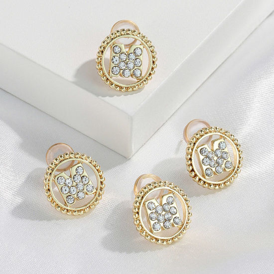 Imagen de Zamak Pendientes Oro Real Chapado Ronda Mayúscula Letra Mensaje " M " Transparente Rhinestone 15mm Diámetro, Post/ Wire Size: (21 gauge), 2 Unidades