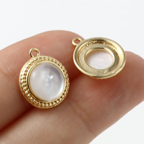 シェル+真鍮 チャーム 円形 18K リアルゴールドメッキ 白 14mmx 12mm、 2 個 の画像