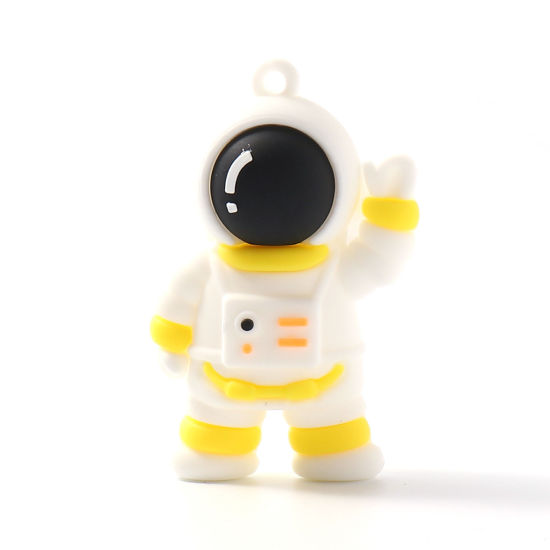 PVC 宇宙銀河シリーズ ペンダント 宇宙飛行士 黄色 5.8cm x 3.5cm、 1 個 の画像