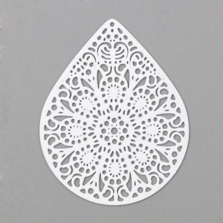 Bild von Eisenlegierung Filigran Stempel Verzierung Anhänger Tropfen Weiß Blumen Spritzlackierung 4.9cm x 3.9cm, 10 Stück
