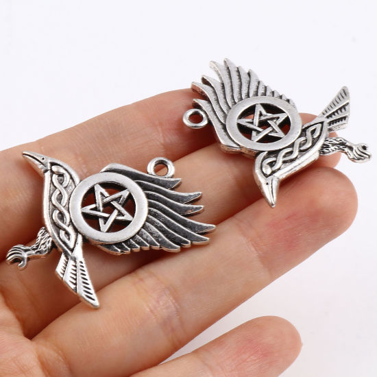 Bild von Zinklegierung Religiös Anhänger Rabe Antiksilber Keltisch Knoten 38mm x 30mm, 1 Stück