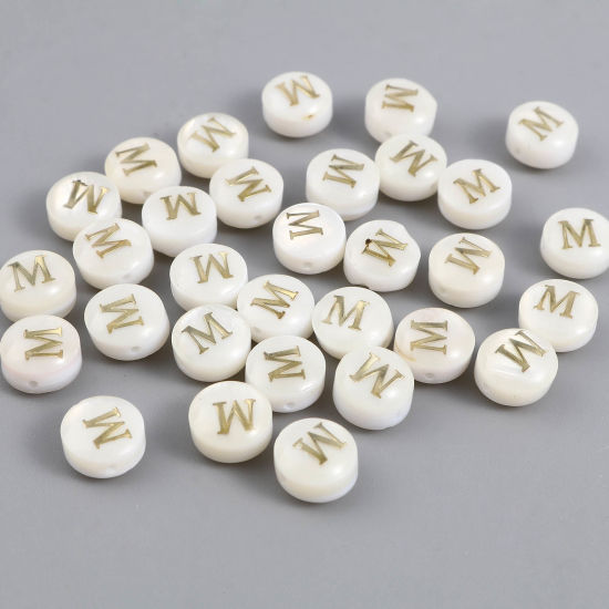 Image de Perles en Coquille Naturelle Plat-Rond Crème Alphabet Initial/ Lettre Majuscule Mots" M " 8mm Dia, Taille de Trou: 1.1mm, 10 Pcs