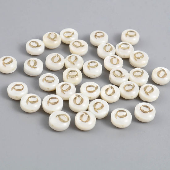 Image de Perles en Coquille Naturelle Plat-Rond Crème Alphabet Initial/ Lettre Majuscule Mots" Q " 8mm Dia, Taille de Trou: 1.1mm, 10 Pcs