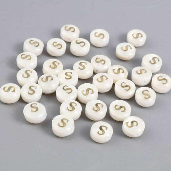 Image de Perles en Coquille Naturelle Plat-Rond Crème Alphabet Initial/ Lettre Majuscule Mots" S " 8mm Dia, Taille de Trou: 1.1mm, 10 Pcs
