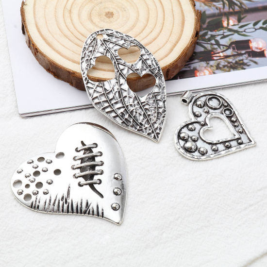 Imagen de Zamak día de San Valentín Colgantes Hoja Plata Antigua Corazón 63mm x 38mm, 5 Unidades