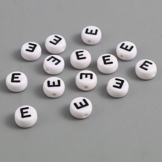 Изображение Acrylic Beads Flat Round Black & White Initial Alphabet/ Capital Letter Pattern Message " E " About 7mm Dia., Hole: Approx 1.4mm, 500 PCs