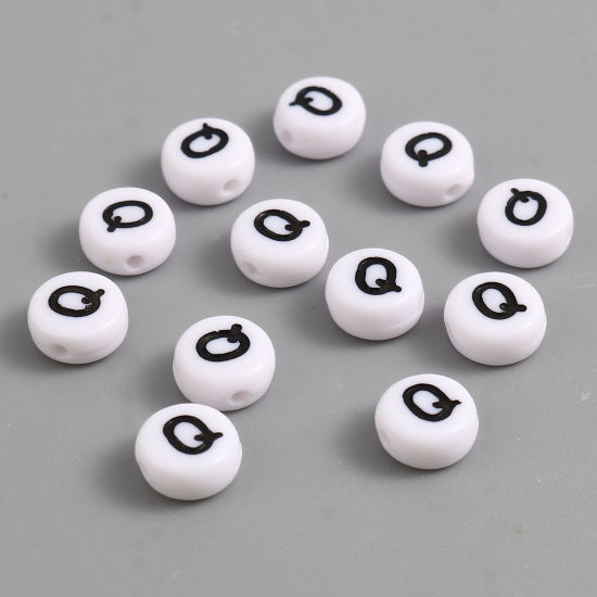 Изображение Acrylic Beads Flat Round Black & White Initial Alphabet/ Capital Letter Pattern Message " Q " About 7mm Dia., Hole: Approx 1.4mm, 500 PCs