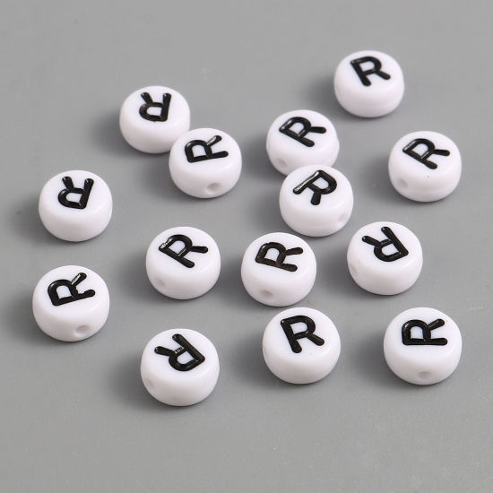 Изображение Acrylic Beads Flat Round Black & White Initial Alphabet/ Capital Letter Pattern Message " R " About 7mm Dia., Hole: Approx 1.4mm, 500 PCs