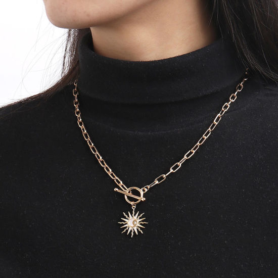 Imagen de 1 Unidad Enchapado al Vacío Ecológico Elegante Galaxia 18K Oro Real Chapado Latón & Brillantito Catena di Fermagli Sol Collar con Colgante Para Mujeres Fiesta 51cm longitud