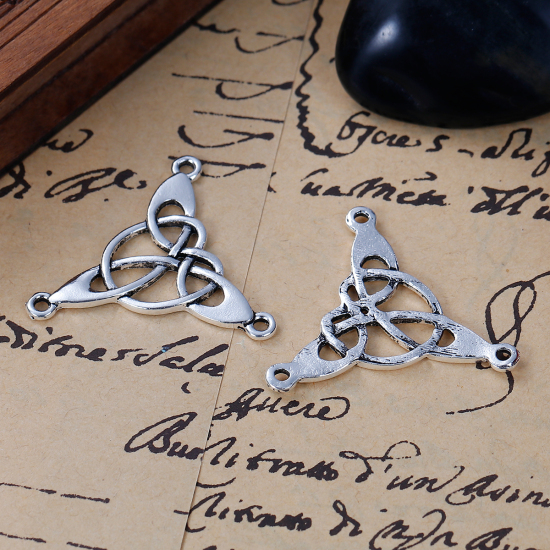Image de Connecteurs de Bijoux en Alliage de Zinc Forme Triangle Argent Vieilli Nœuds Celtique Creux 3.5cm x 3.3cm, 10 Pcs