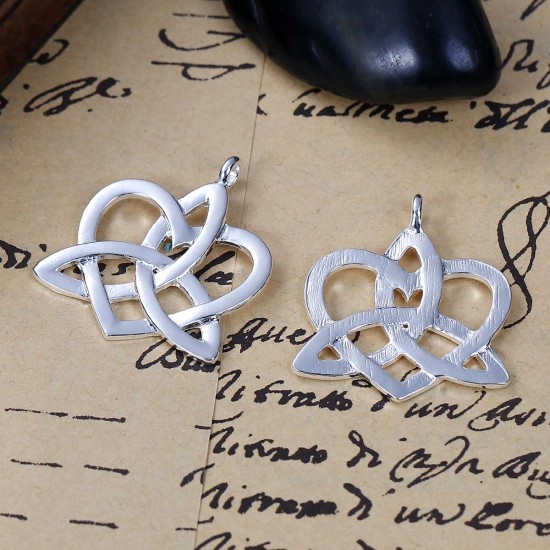 Bild von Zinklegierung Charm Anhänger Herz Versilbert Keltisch Knoten Hohl 3.4cm x 2.9cm, 10 Stücke