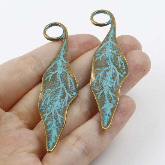 Imagen de Zamak Patina Colgantes Hoja Tono Bronce 7.5cm x 1.7cm, 5 Unidades