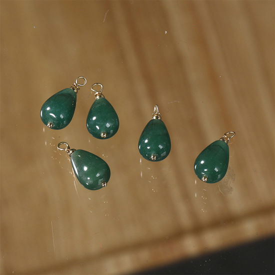 グリーンアベンチュリン ( 天然石 ) チャーム 金メッキ 緑 滴 ドロップ 23mm x 10mm、1 個 の画像