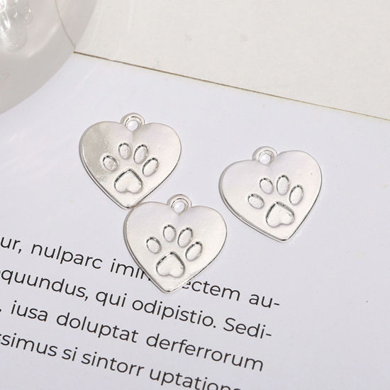 亜鉛合金 ペットメモリアル チャーム ハート 銀メッキ フットプリント彫刻 19.5mm x 19mm、 10 個 の画像