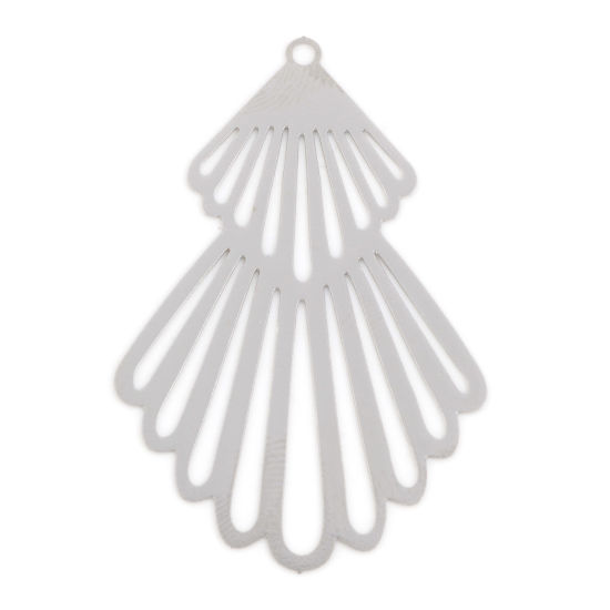 Bild von Eisenlegierung Filigran Stempel Verzierung Anhänger Fächer-Form Silberfarbe 4.5cm x 3cm, 10 Stück