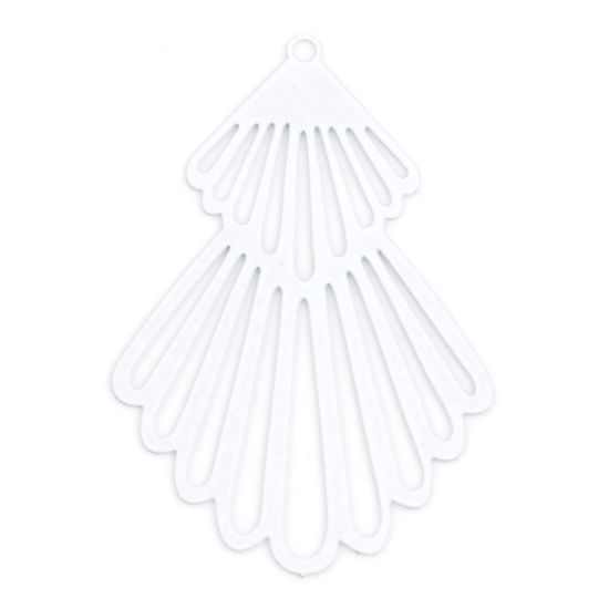 Bild von Eisenlegierung Filigran Stempel Verzierung Anhänger Fächer-Form Weiß Spritzlackierung 4.5cm x 3cm, 10 Stück