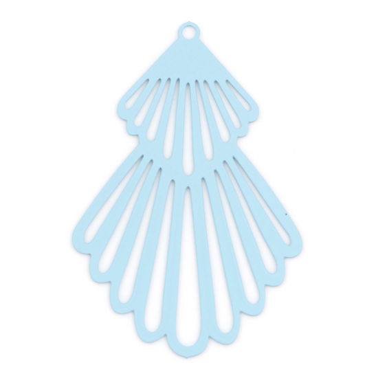 Bild von Eisenlegierung Filigran Stempel Verzierung Anhänger Fächer-Form Hellblau Spritzlackierung 4.5cm x 3cm, 10 Stück
