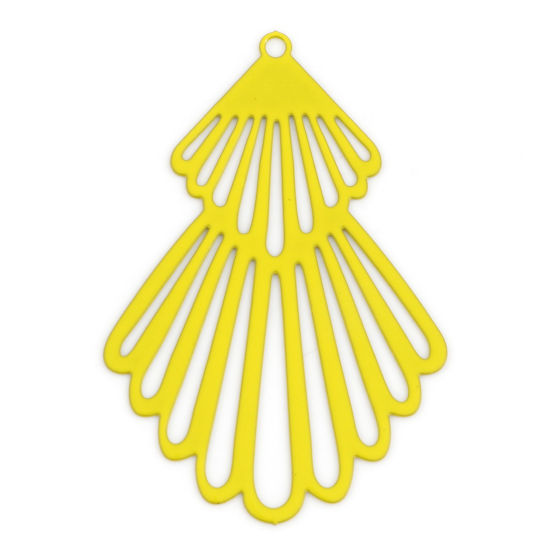 Bild von Eisenlegierung Filigran Stempel Verzierung Anhänger Fächer-Form Gelb Spritzlackierung 4.5cm x 3cm, 10 Stück