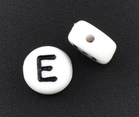 Immagine di Acrilato Separatori Perline Tondo Piatto Bianco Lettera Disegno "E" Circa 7mm Dia, Foro: Circa 1mm, 500 Pz