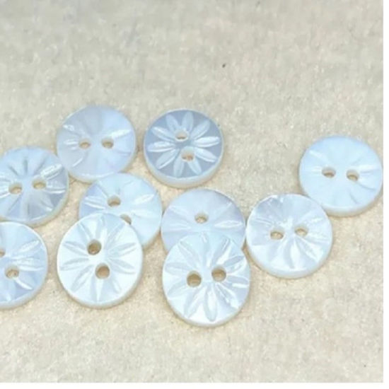 天然 貝殻 シェル 縫製ボタン 円形 オフホワイト 花 2つ穴 11mm 直径、 5 個 の画像
