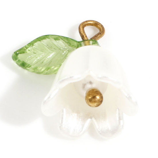 Bild von Zinklegierung + Harz Charms Vergoldet Weiß Blume Blätter Maiglöckchen 3D 14.5mm x 14mm, 10 Stück