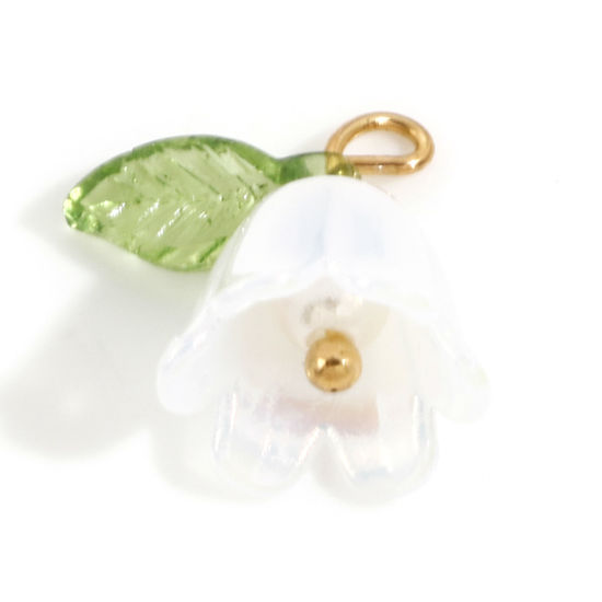 Bild von Zinklegierung + Harz Charms Vergoldet Weiß Blume Blätter Maiglöckchen 3D 14.5mm x 14mm, 10 Stück