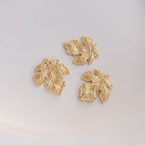 Image de Breloques en Laiton Feuille Plaqué Or Véritable 14K Feuille d'érable 21.5mm x 18mm, 1 Pièce