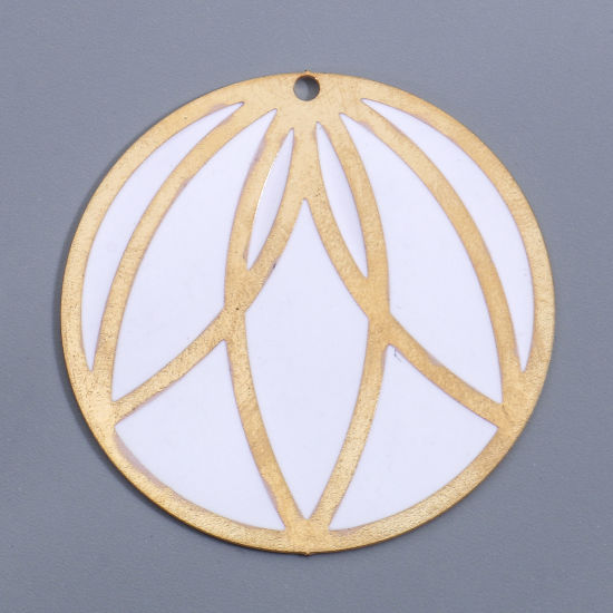 Bild von Eisenlegierung Anhänger Vergoldet Weiß Rund Blumenblatt Emaille 4.2cm Dia., 2 Stück